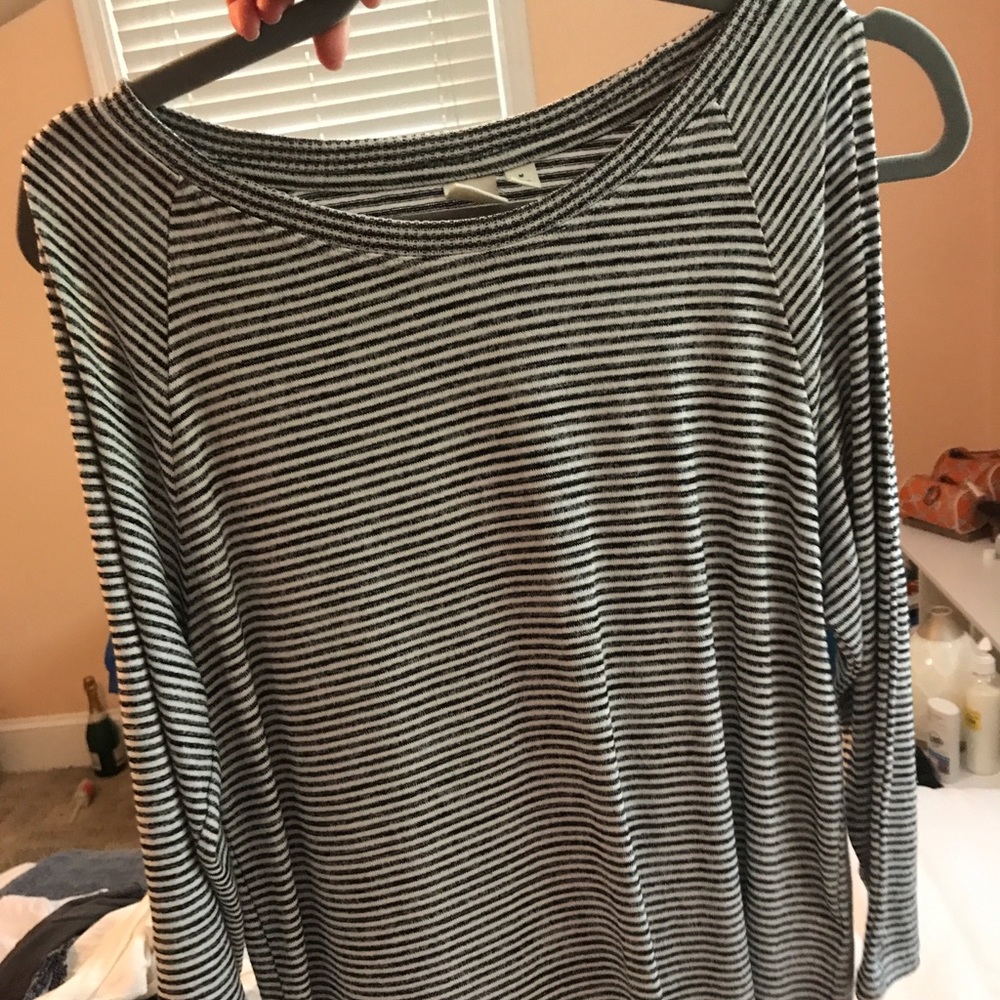 GAP long sleeve shirt w should cutouts